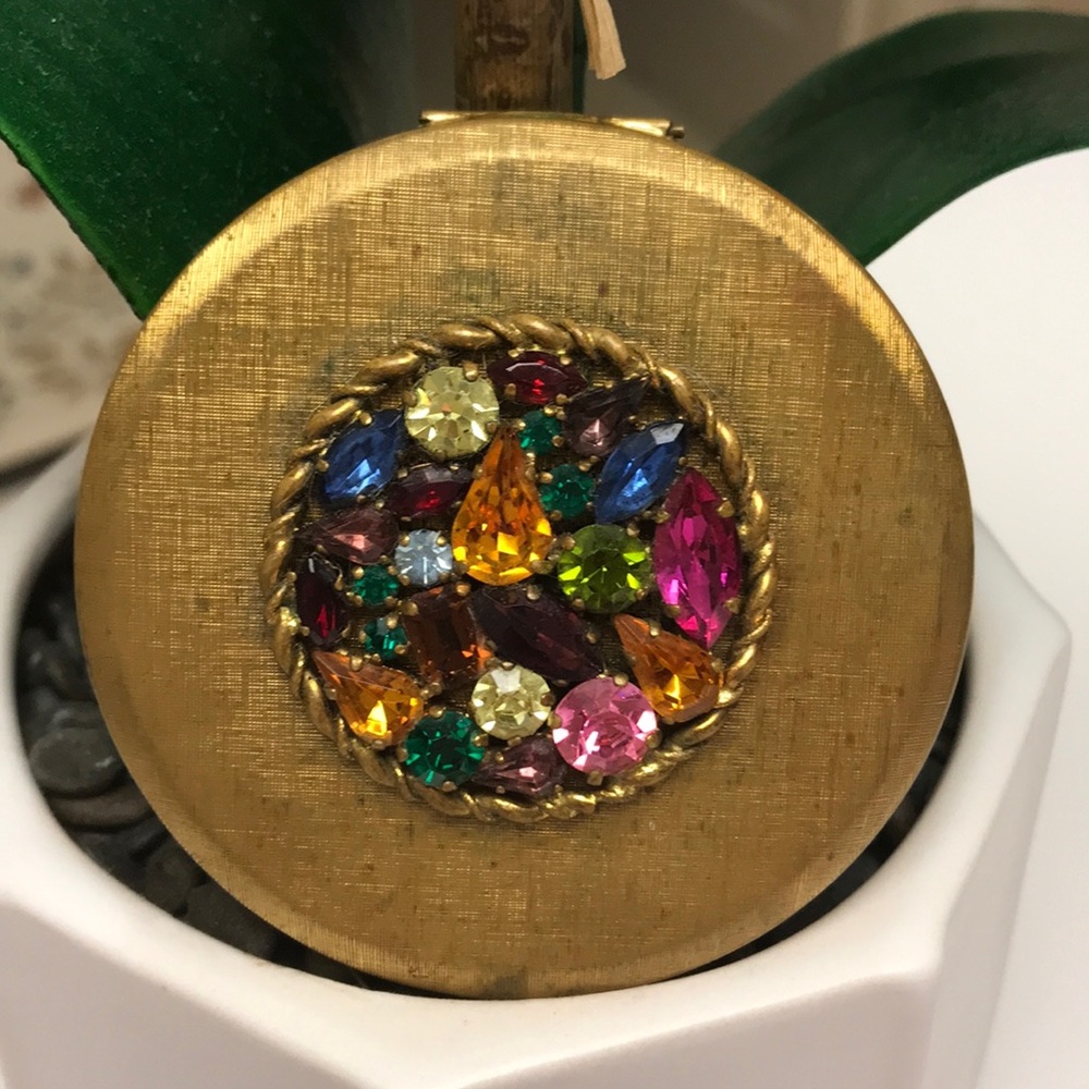 Makeup compact with colorful stones